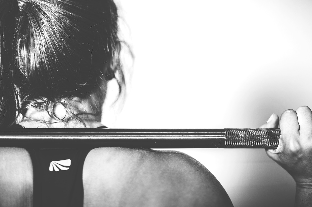 AI smart mirror providing personalized workout feedback for fitness enthusiasts