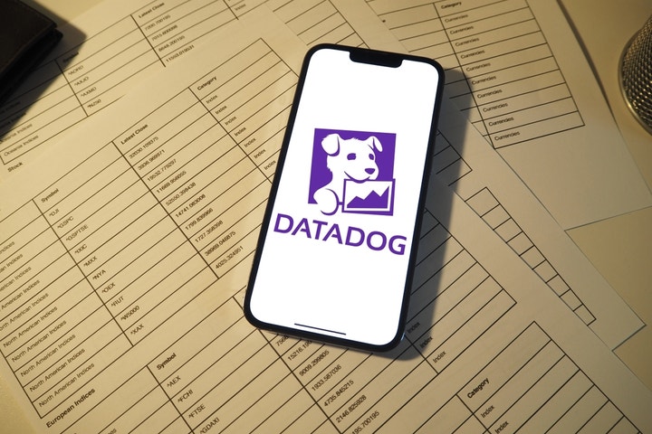 Datadog's AI, Cloud Migration, Expanding Product Adoption Drive Analyst Confidence Despite Growth Volatility Concerns